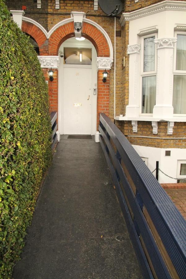 London Olympus Hotel Nirvana Exterior foto